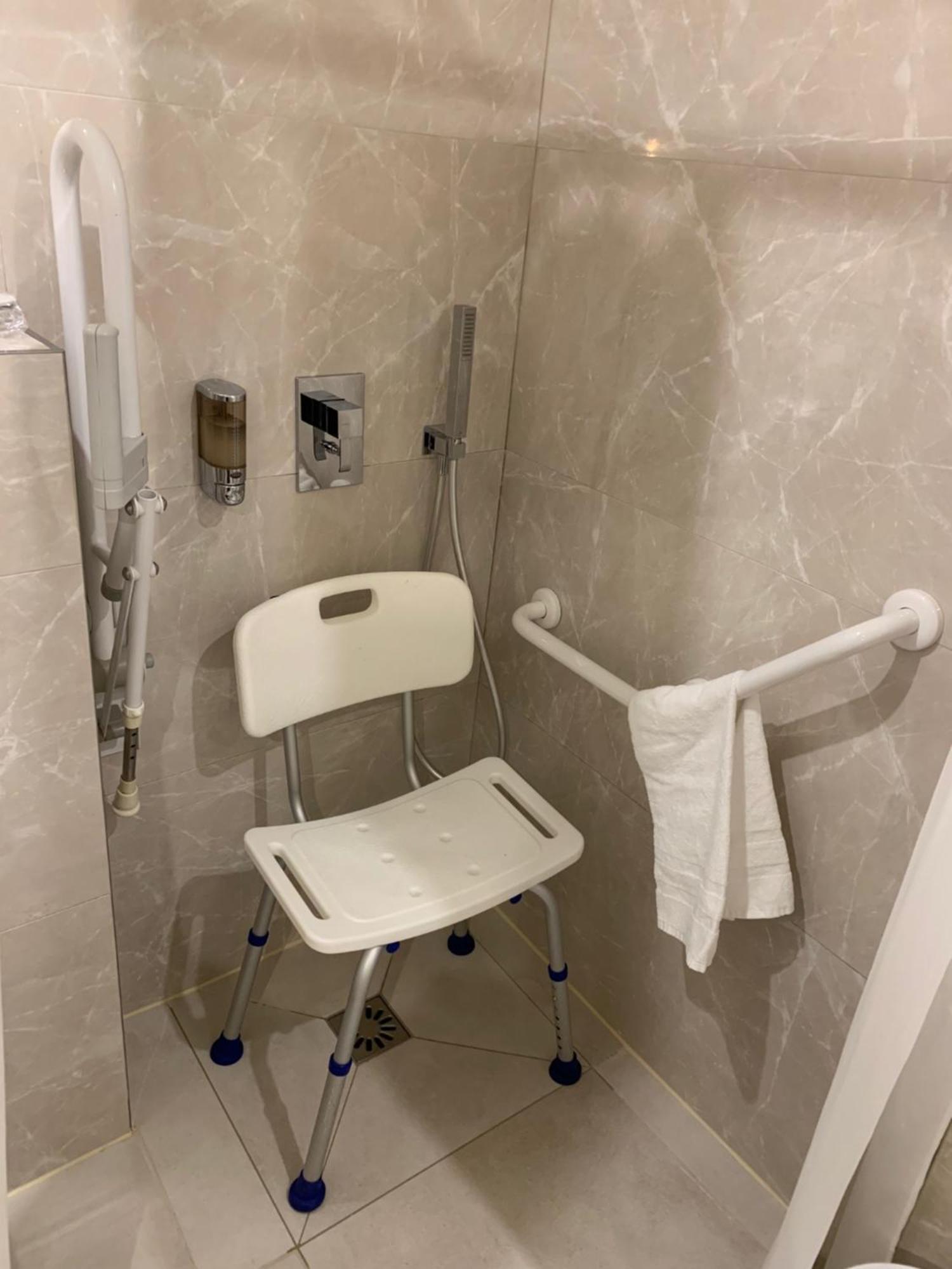 Chambre Lit King-Size - Accessible aux Personnes à Mobilité Réduite